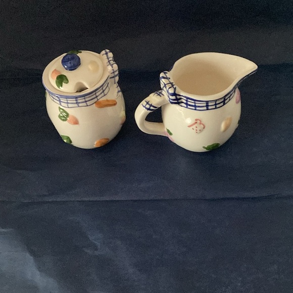 Ceramic sugar bowl and creamer set white with painted ribbon and bow design - Picture 4 of 11